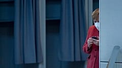 Anglea Merkel az okostelefonját nézi a német költségvetés vitája alatt (2020.12.09.)