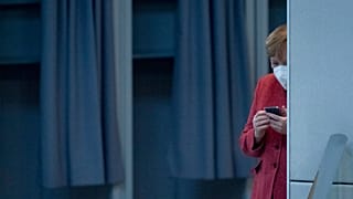 Anglea Merkel az okostelefonját nézi a német költségvetés vitája alatt (2020.12.09.)