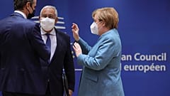 Die deutsche Bundeskanzlerin Merkel im Gespräch mit ihren Kollegen aus Griechenland und Portugal, Mitsotakis und Costa