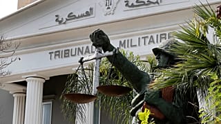 تمثال لجندي يحمل الميزان، رمزا للعدالة، من خارج المحكمة العسكرية في بيروت، لبنان