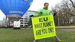 Beim EU-Gipfel: Greenpeace protestiert mit Heißluftballon für mehr Klimaschutz
