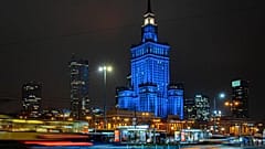 El Palacio de Cultura de Varsovia, iluminado de azul el 9 de diciembre de 2020
