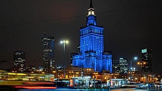 El Palacio de Cultura de Varsovia, iluminado de azul el 9 de diciembre de 2020