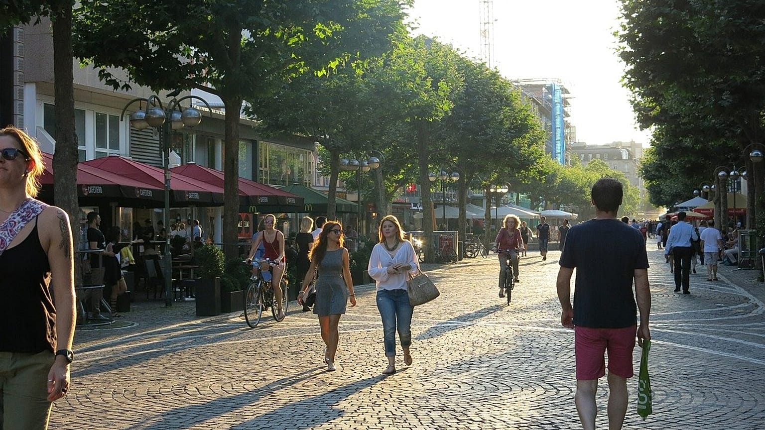 Passanten in der Fußgängerzone