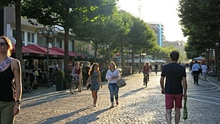 Passanten in der Fußgängerzone