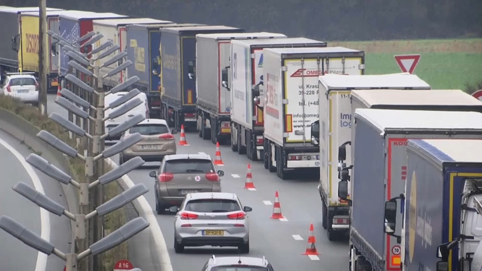 Longas filas na fronteira entre França e o Reino Unido