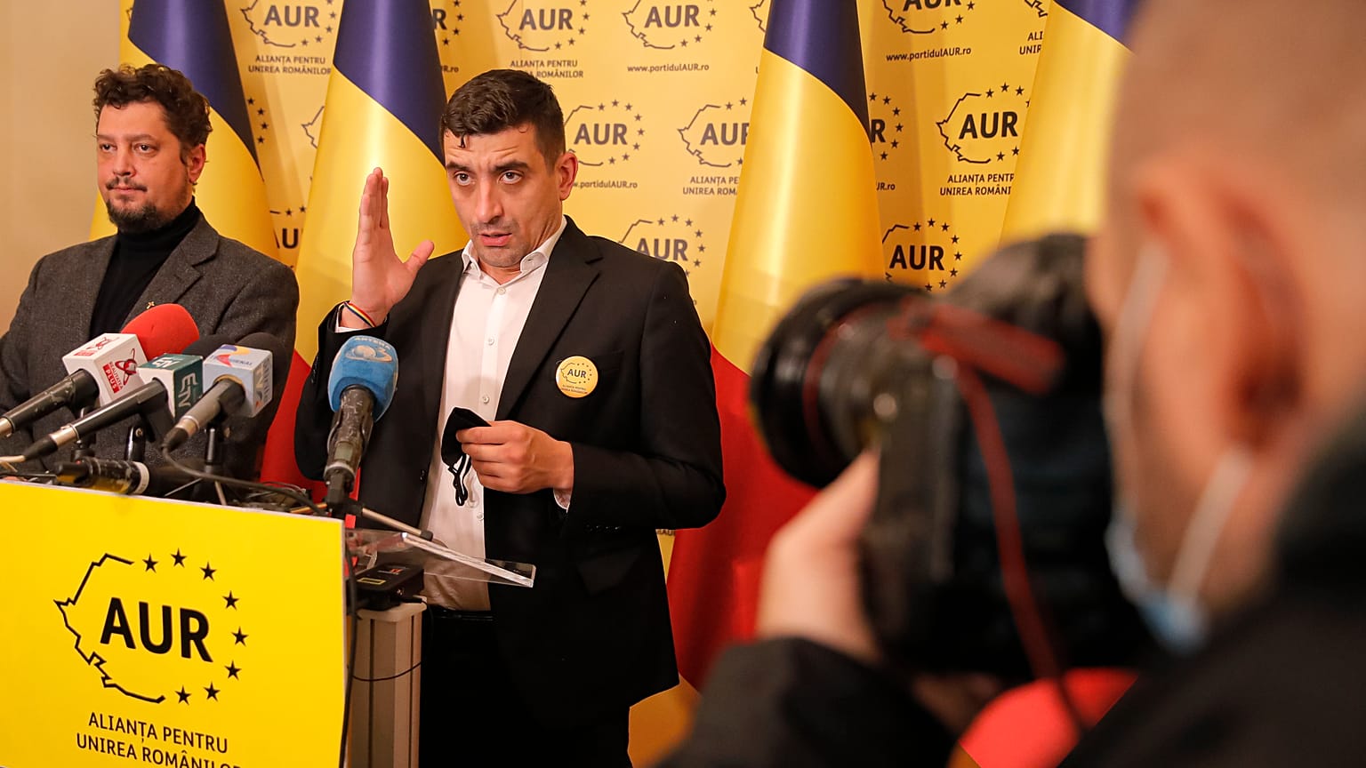 George Simion (j) és Claudiu Tarziu (b) sajtótájékoztatót tart Bukarestben 2020. december 7-én