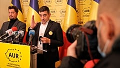 George Simion (j) és Claudiu Tarziu (b) sajtótájékoztatót tart Bukarestben 2020. december 7-én
