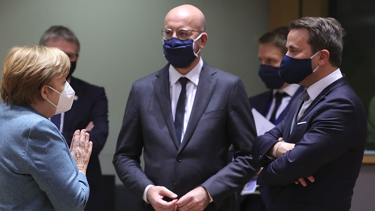 Le président du Conseil européen Charles Michel avec la chancelière allemande Angela Merkel et le Premier ministre luxembourgeois Xavier Bettel à Bruxelles le 10/12/2020