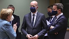 Le président du Conseil européen Charles Michel avec la chancelière allemande Angela Merkel et le Premier ministre luxembourgeois Xavier Bettel à Bruxelles le 10/12/2020
