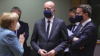 Le président du Conseil européen Charles Michel avec la chancelière allemande Angela Merkel et le Premier ministre luxembourgeois Xavier Bettel à Bruxelles le 10/12/2020