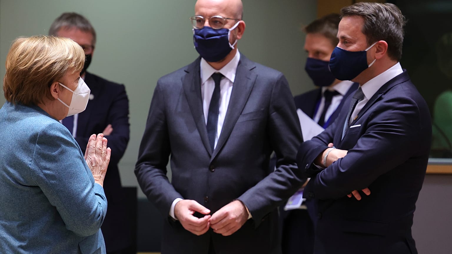 Charles Michel tra la Cancelliera tedesca, Angela Merkel, e il premier lussemburghese Xavier Bettel