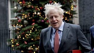 Boris Johnson az irodája előtt