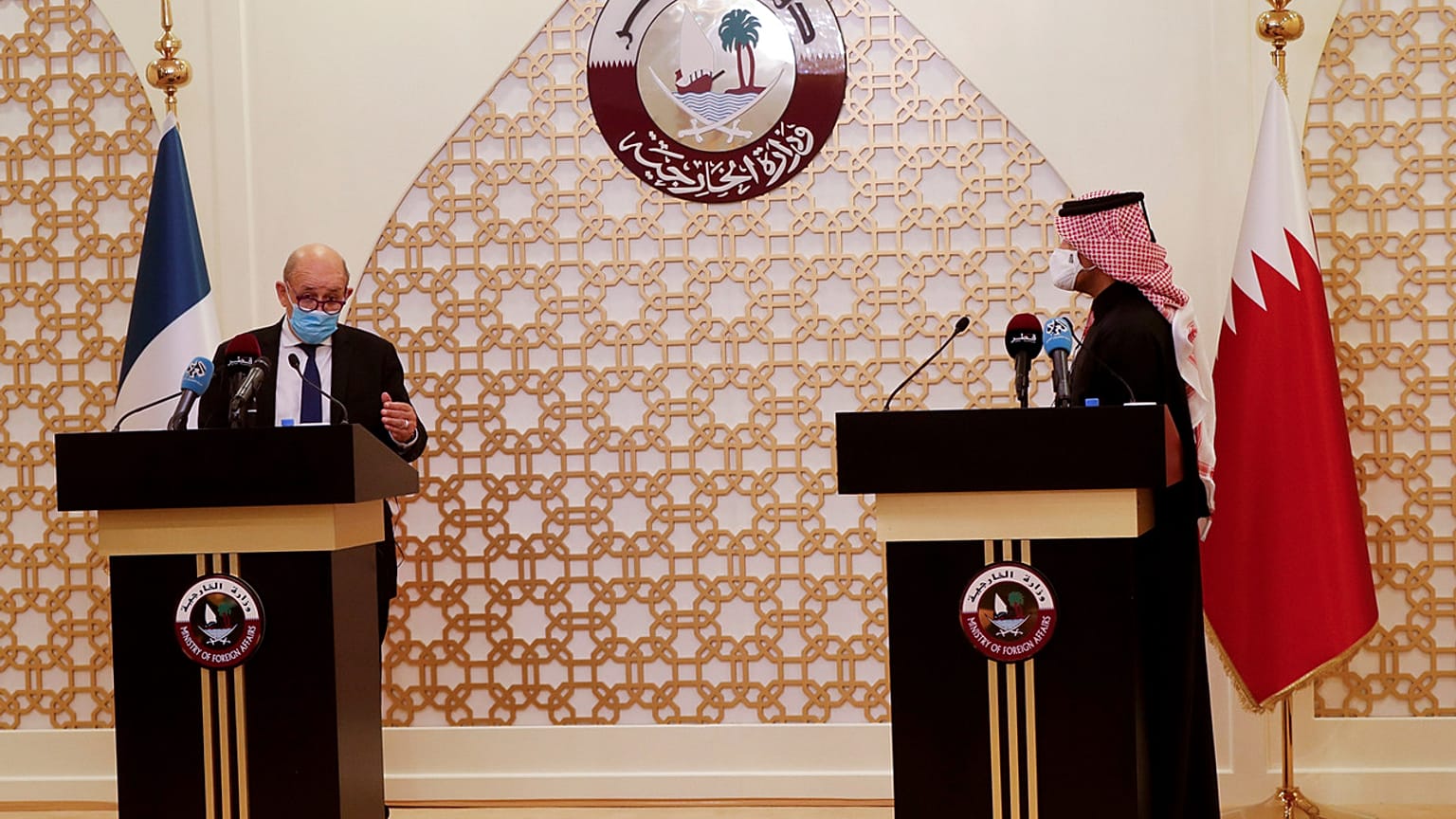  لودريان خلال مؤتمر صحفي مع نظيره القطري محمد بن عبد الرحمن آل ثاني، في العاصمة القطرية الدوحة 