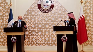 لودريان خلال مؤتمر صحفي مع نظيره القطري محمد بن عبد الرحمن آل ثاني، في العاصمة القطرية الدوحة