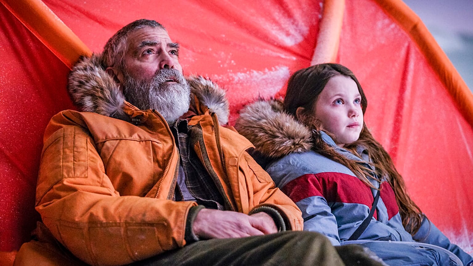 George Clooney und Caoilinn Springall in THE MIDNIGHT SKY