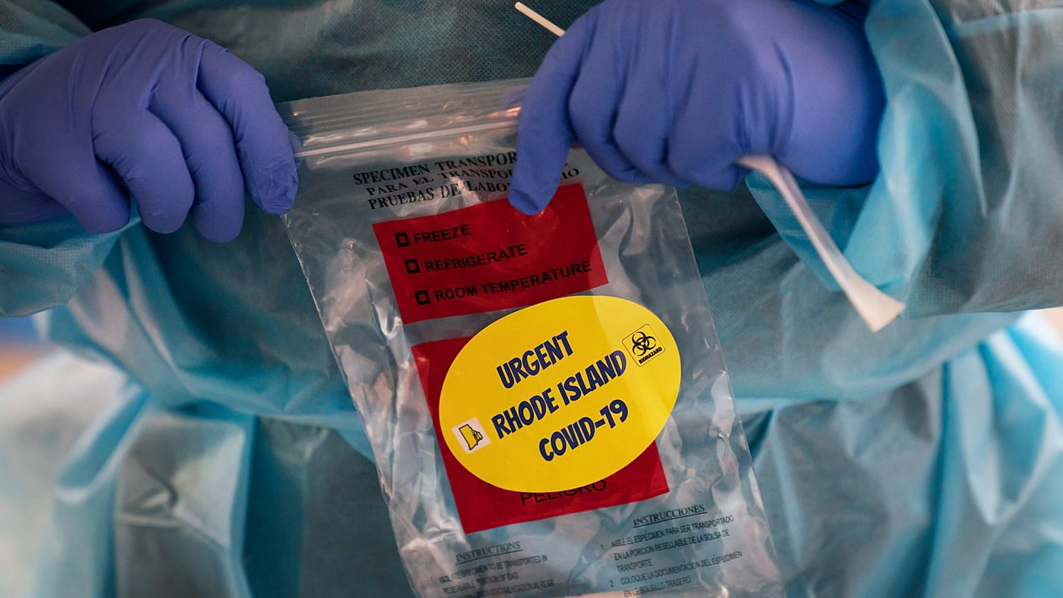 Un sanitario lleva a analizar un test de COVID-19 en Estados Unidos