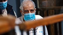 القائم بأعمال المرشد الأعلى لجماعة الإخوان المسلمين في مصر محمود عزت خلال أول جلسة محاكمة في سجن طرة في القاهرة. 2020/12/10