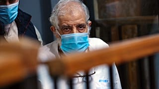 القائم بأعمال المرشد الأعلى لجماعة الإخوان المسلمين في مصر محمود عزت خلال أول جلسة محاكمة في سجن طرة في القاهرة. 2020/12/10