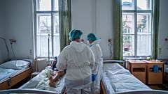5005 koronavírusos beteget ápolnak kórházban