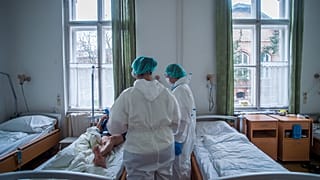 5005 koronavírusos beteget ápolnak kórházban