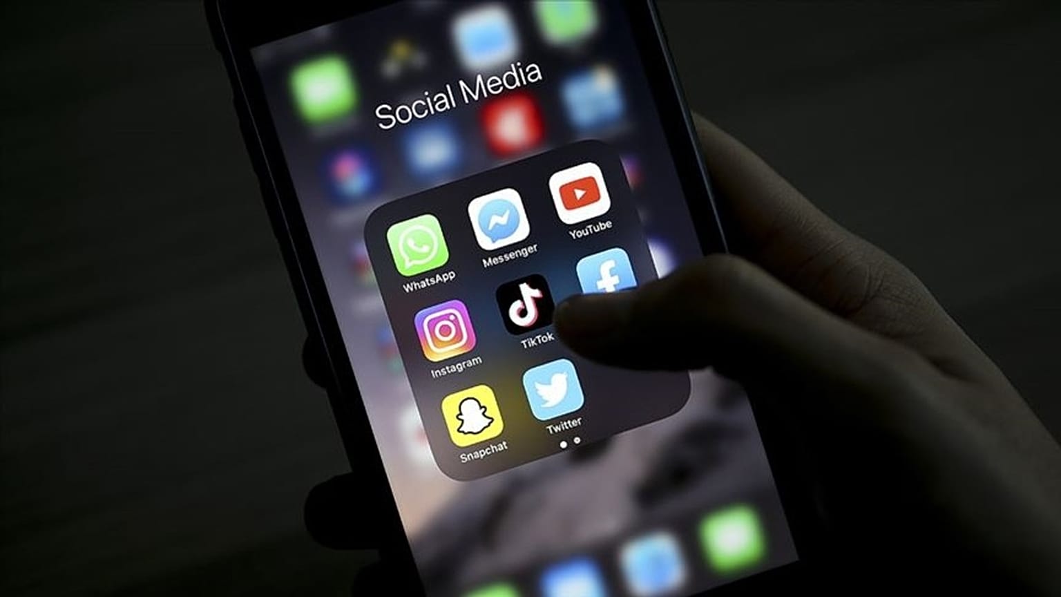 BTK, yurt dışı menşeli sosyal medya şirketleri Türkiye'de temsilcilik açmazsa internet bant genişliğini yüzde 50 oranında düşürebilecek.