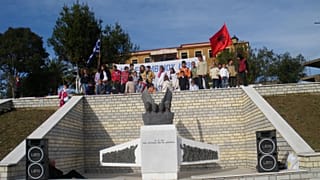 Η πλατεία στο χωριό Αλύκο