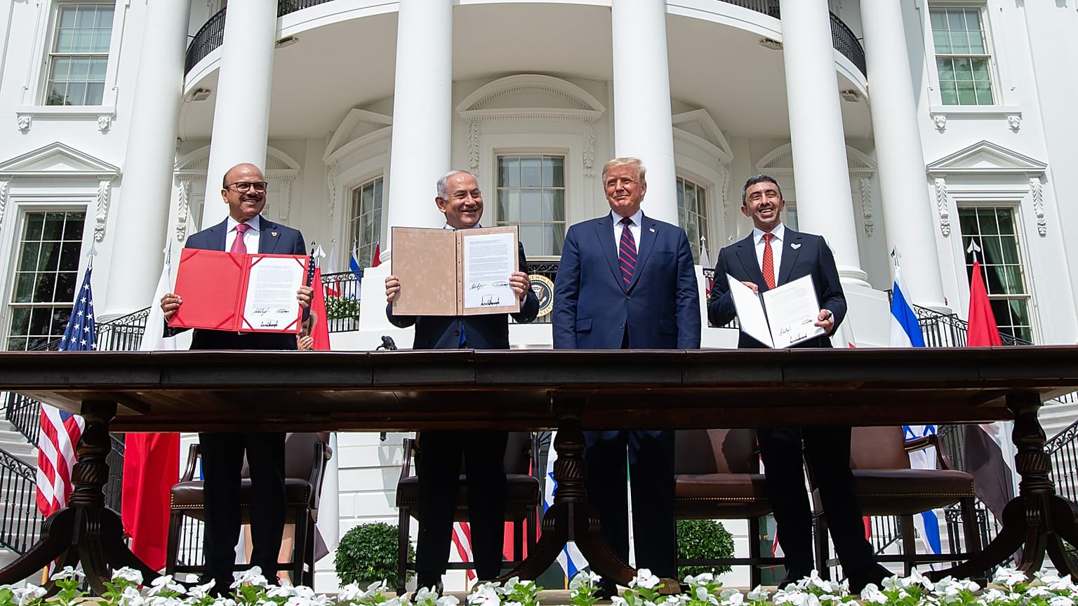 وزير الخارجية البحريني عبد اللطيف الزياني، ورئيس الوزراء الإسرائيلي بنيامين نتنياهو، والرئيس الأمريكي دونالد ترامب، ووزير الخارجية الإماراتي عبد الله بن زايد آل نهيان