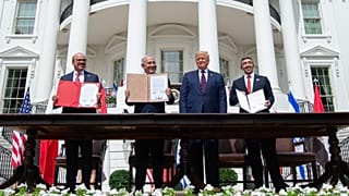 وزير الخارجية البحريني عبد اللطيف الزياني، ورئيس الوزراء الإسرائيلي بنيامين نتنياهو، والرئيس الأمريكي دونالد ترامب، ووزير الخارجية الإماراتي عبد الله بن زايد آل نهيان