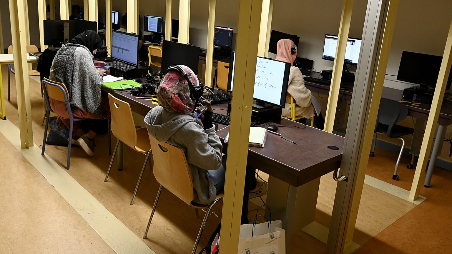 Fransa'da bir hukuk profesörünün videokonferans dersi sırasındaki din karşıtı demeçlerine soruşturma talebi