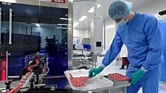 انتاج لقاح سبوتنيك في الروسي والذي طوره معهد أبحاث غمالية لعلوم الأوبئة وعلم الأحياء الدقيقة بالتنسيق مع وزارة الدفاع الروسية.