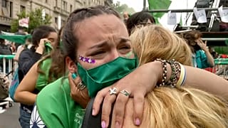 ویدئو؛ شادی خیابانی زنان پس از تصویب لایحه قانونی شدن سقط جنین در مجلس آرژانتین