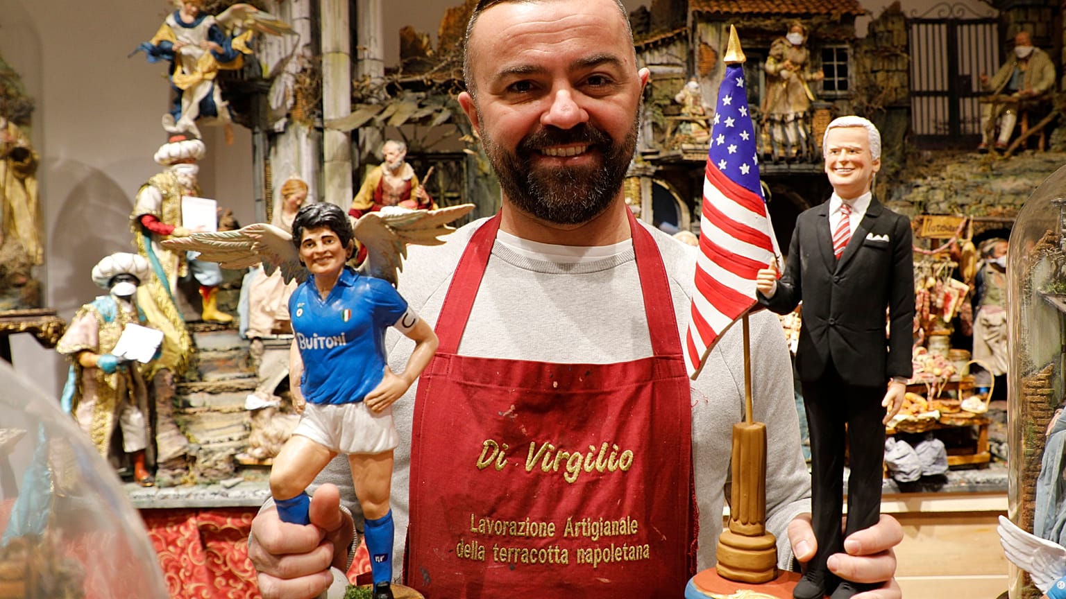 Maradona und Joe Biden als Krippenfiguren: Der neapolitanische Künstler Gennaro Di Virgilio mit seinen neuesten Kreationen.