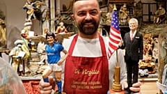 Maradona und Joe Biden als Krippenfiguren: Der neapolitanische Künstler Gennaro Di Virgilio mit seinen neuesten Kreationen.