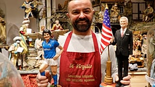 Maradona und Joe Biden als Krippenfiguren: Der neapolitanische Künstler Gennaro Di Virgilio mit seinen neuesten Kreationen.