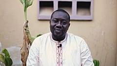 Makhtar Aidar est un Nijaayu Gox ou doula mâle à Pikine Ouest, au Sénégal.