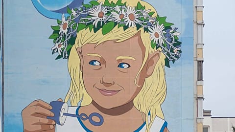 The barbed wire amid the flowers on this Moscow-Minsk friendship mural questions freedoms enjoyed in Belarus and Russia