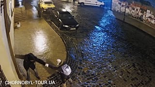 Buz tutan sokaklarda zorlu yürüyüş: Emeklemek bile çare olmadı
