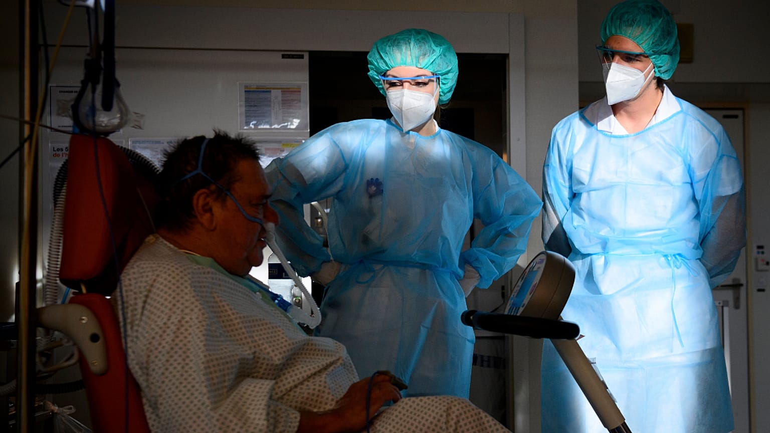 Médico militar ajuda fisioterapeuta em hospital de Genebra a mobilizar doente Covid