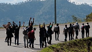 Un grupo de migrantes hondureños el pasado jueves en las cercanías de la frontera con Guatemala