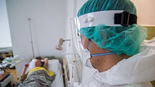 Védőfelszerelést viselő orvos a koronavírussal fertőzött betegek fogadására kialakított intenzív osztályon a Szent János Kórházban