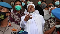زعيم الجبهة الدفاعية الإسلامية رزيق شهاب عند وصوله إلى مقر الشرطة في جاكارتا. 2020/12/12