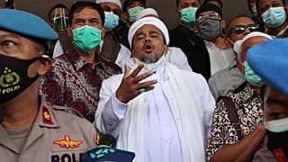 زعيم الجبهة الدفاعية الإسلامية رزيق شهاب عند وصوله إلى مقر الشرطة في جاكارتا. 2020/12/12