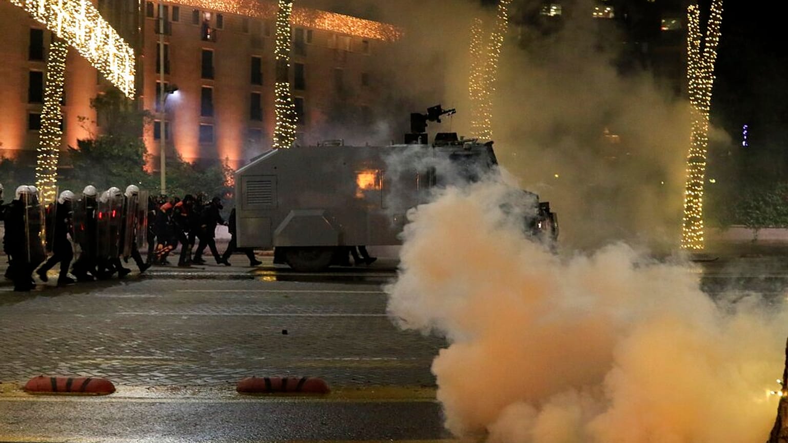 In centinaia in piazza contro la polizia a Tirana per il ragazzo ucciso durante il coprifuoco
