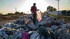 رجل يجمع أشياء من مكب نفايات غير قانوني، أضنة، جنوب تركيا