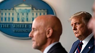 FDA Başkanı Dr. Stephen Hahn (solda), ABD Başkanı Donald Trump (sağda)
