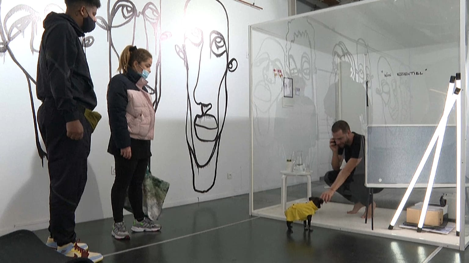 L'artiste Gaëtan Marron à l'intérieur du cube en plexiglass.