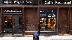 Kéregető egy bezárt cseh étterem előtt 