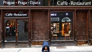 Kéregető egy bezárt cseh étterem előtt 
