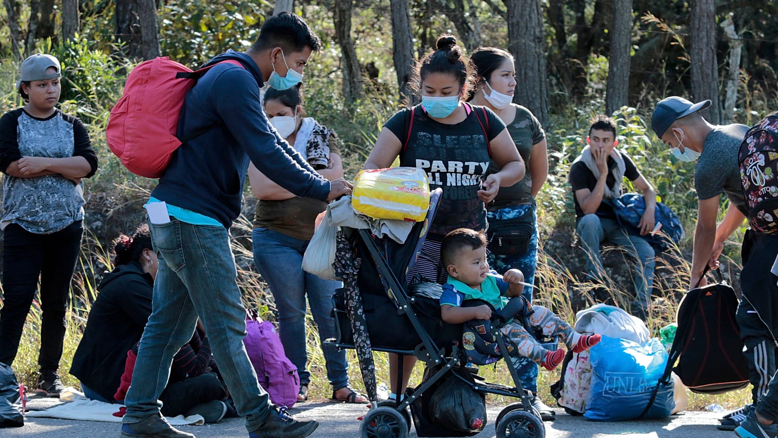 Migranten stehen Schlange vor Polizeikontrolle in der Nähe der Grenze zu Guatemala